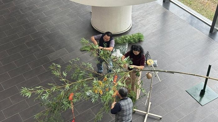 Cây nêu truyền thống được dựng tại sảnh Viện Hàn lâm Khoa học xã hội Việt Nam. Ảnh: BTC