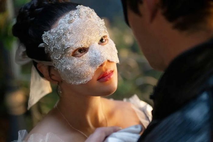 Trong phim, nữ chính Sophie Baek được đánh giá cao với sự thông minh lém lỉnh, tính cách nỗ lực, tự trọng. Yerin Ha diễn xuất tốt trong những cảnh tình cảm chớm nở với bạn diễn Luke Thompson hay tâm lý rối ren khi tình yêu bị ngăn cách bởi quy tắc xã hội. Nữ diễn viên cũng được khen ngợi có nhan sắc đậm chất Á đông, đường nét mềm mại và sống mũi thanh tú.