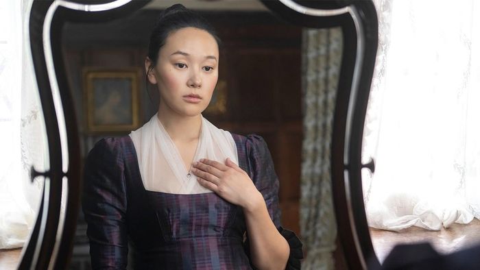 Thực tế, cô gái này là Sophie Baek (Yerin Ha), người hầu trong gia đình Penwood. Sophie là con ngoài giá thú của gia tộc Penwood, nhưng khi cha cô qua đời, mẹ kế đã ép Sophie phải làm người hầu. Tuy nhiên, Sophie chưa bao giờ coi mình là người thấp kém, nàng thông thạo nhiều thứ tiếng, biết nhiều kiến thức, thông minh, chăm chỉ và tự tôn. Cuộc đời của Sophie Baek tựa như cổ tích Lọ Lem.