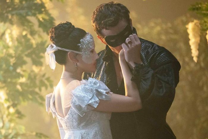  Phần 4 là câu chuyện tình yêu của chàng thiếu gia Benedict Bridgerton (Luke Thompson), người con trai thứ của gia tộc Bridgerton. Vốn là người phóng khoáng, đào hoa, không sống theo các quy chuẩn xã hội, Benedict không có ý định kết hôn và muốn sống theo ý thích của bản thân. 