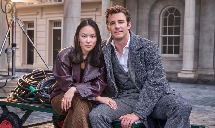 Luke Thompson sinh năm 1988, được khen thành công khi xây dựng hình ảnh chàng thiếu gia Benedict Bridgerton hài hước, luôn yêu thương các em, đào hoa phóng khoáng nhưng đầy trăn trở khi không thể định vị bản thân trong gia đình cũng như xã hội thượng lưu.