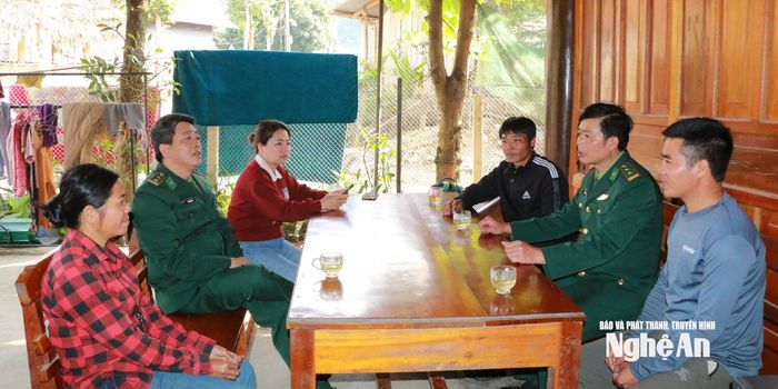 Chị Chương Thị Lập (áo sọc đỏ) - Chi hội trưởng Chi hội Phụ nữ bản Búng trao đổi với cán bộ bản và BĐBP về hoạt động của phụ nữ bản. Ảnh: K.L
