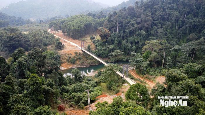 Từ trung tâm xã Môn Sơn đến bản Búng có chiều dài hơn 18 km nhưng mới chỉ khoảng 6 km được cứng hóa bê tông. Ảnh: Thành Cường