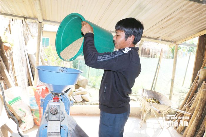 Ông Lương Văn Cang - Bí thư Chi bộ bản Búng cũng là đầu tàu trong phát triển kinh tế. Ảnh: KL