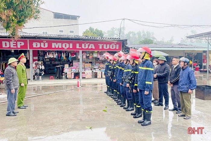  Công an tỉnh Hà Tĩnh đang tập trung tuyên truyền việc lắp đặt thiết bị truyền tin báo cháy tại các cơ sở kinh doanh, hộ dân trên địa bàn. 