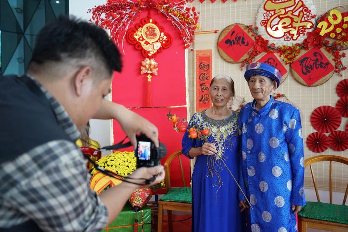 Chương trình “Xuân yêu thương 2026” gồm chuỗi hoạt động mang đậm không khí ngày Tết như: gói bánh tét, chụp hình kỷ niệm, thư pháp, trà đạo và bánh mứt, trò chơi dân gian, văn nghệ và giao lưu, trao quà cho bệnh nhân. Ảnh: TRÂM ANH