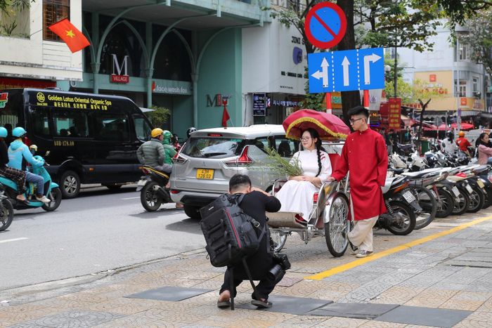 “Cô Hai, cậu Ba” ghé phố Trần Phú (phường Hải Châu) để chụp ảnh Tết. Ảnh: MAI TRƯỜNG AN