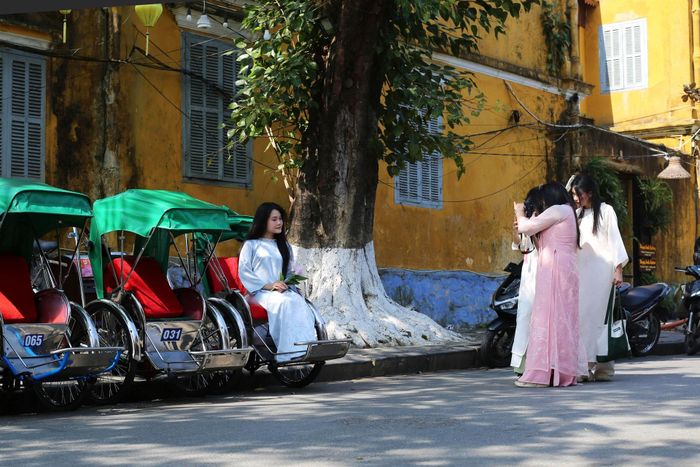 Khoảnh khắc thiếu nữ và xe xích lô ở phố cổ Hội An. Ảnh: MAI TRƯỜNG AN