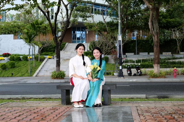 Áo dài vẫn giữ vị trí đặc biệt trong lòng nhiều bạn trẻ mỗi dịp Tết đến, xuân về. Ảnh: MAI TRƯỜNG AN