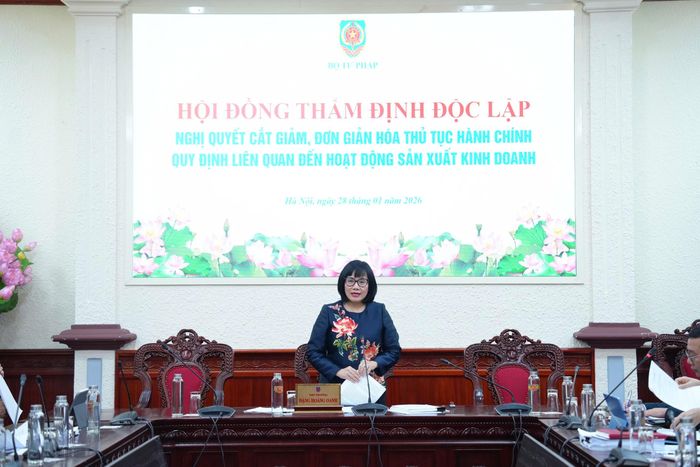 Thứ trưởng Bộ Tư pháp Đặng Hoàng Oanh phát biểu tại cuộc họp Hội đồng thẩm định độc lập dự thảo Nghị quyết của Chính phủ về cắt giảm, đơn giản hóa thủ tục hành chính, quy định liên quan đến hoạt động sản xuất, kinh doanh