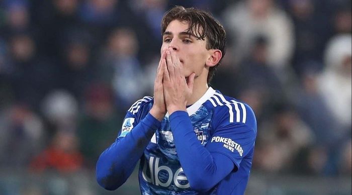 Nico Paz sút penalty bị cản phá cuối trận.