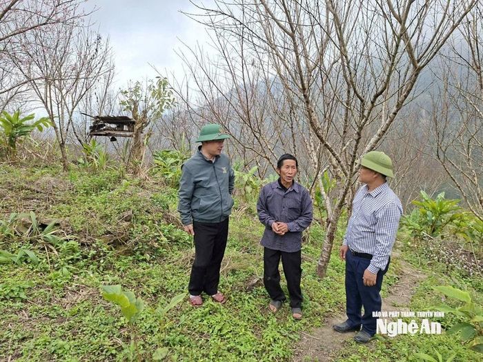 Ông Và Chắn Dờ (giữa) chia sẻ kinh nghiệm làm kinh tế, nêu gương đi đầu trong các phong trào của bản. Ảnh: K.L