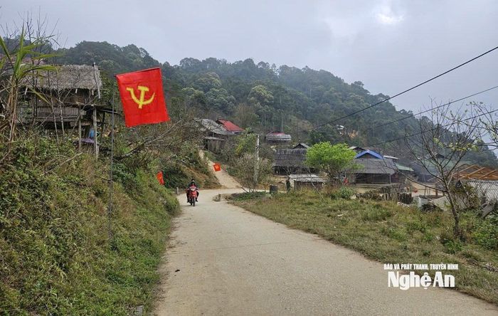 Đường vào bản Huồi Cọ. Ảnh: T.P