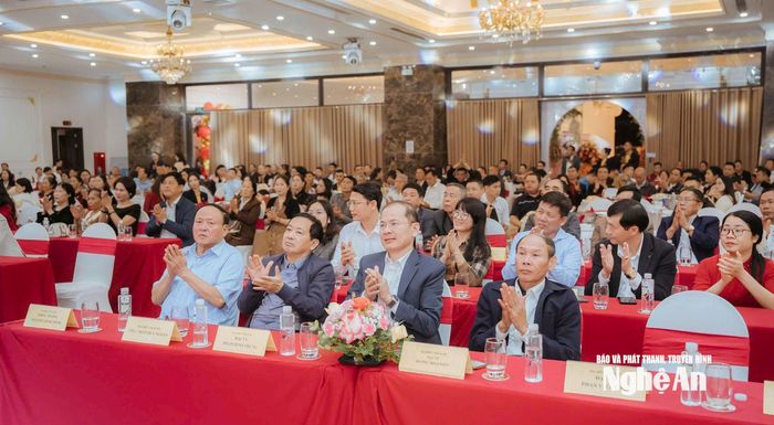 Các đại biểu tham dự lễ kỷ niệm 5 năm Công ty Cổ phần Thương mại ô tô và Bất động sản Hoàng Gia. Ảnh: PV