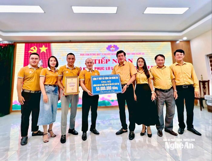 Công ty TMCP Bất động sản Hoàng Gia ủng hộ đồng bào bị thiệt hại lũ lụt do cơn bão số 3 gây ra. Ảnh: PV