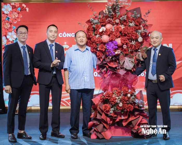 Thiếu tướng Nguyễn Đình Minh tặng hoa cho ông Lê Anh Tuấn nhân kỷ niệm 5 năm thành lập công ty. Ảnh: PV