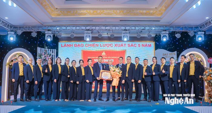 Tập thể cán bộ công nhân viên trao tặng hoa, chúc mừng chủ tịch Hội đồng quản trị Lê Anh Tuấn. Ảnh: PV