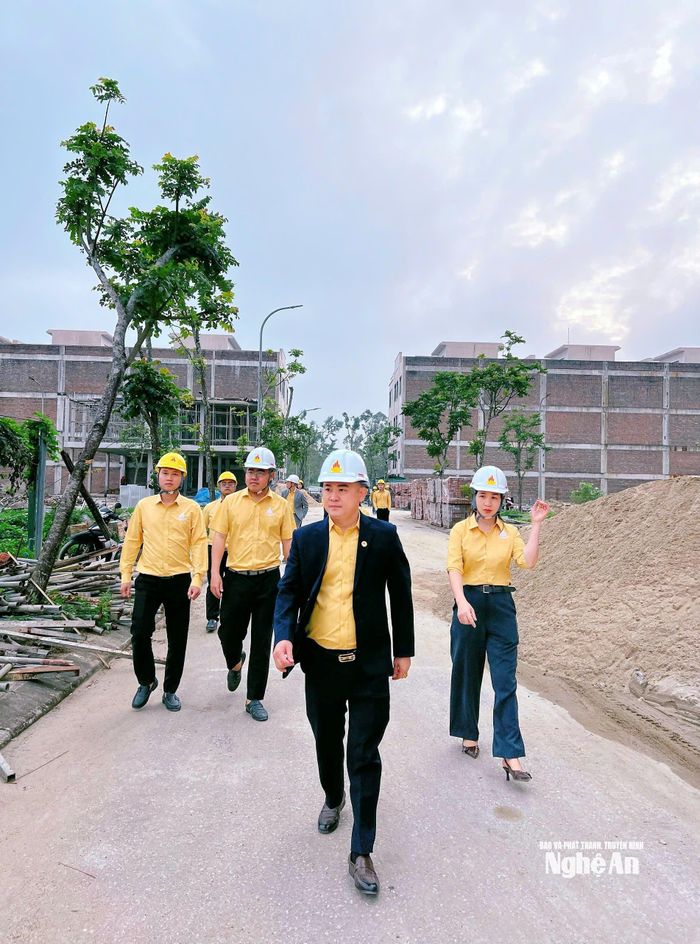 Ban lãnh đạo và nhân viên công ty đi kiểm tra các công trình công ty đang xây dựng. Ảnh: PV