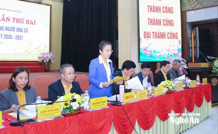 Đồng chí Võ Thị Minh Sinh – Phó Bí thư Tỉnh ủy, Chủ tịch Ủy ban MTTQ Việt Nam tỉnh, Trưởng đoàn Đại biểu Quốc hội tỉnh chủ trì hội nghị. Ảnh: Mai Hoa