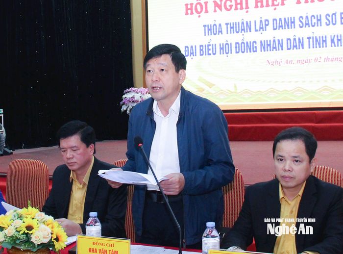 Phó Chủ tịch Ủy ban MTTQ Việt Nam tỉnh, Chủ tịch LĐLĐ tỉnh Kha Văn Tám báo cáo kết quả giới thiệu người của các cơ quan, tổ chức, đơn vị ứng cử đại biểu HĐND tỉnh khóa XIX, nhiệm kỳ 2026 - 2031. Ảnh: Mai Hoa