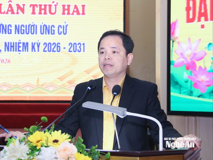 Phó Chủ tịch Ủy ban MTTQ Việt Nam tỉnh Phan Sỹ Cường điều hành biểu quyết thông qua danh sách sơ bộ người ứng cử đại biểu Quốc hội khóa XVI của tỉnh Nghệ An. Ảnh: Mai Hoa