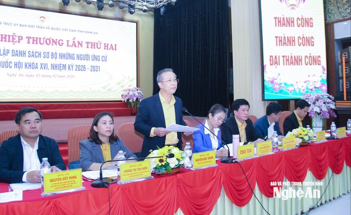 Phó Chủ tịch Ủy ban MTTQ Việt Nam tỉnh Nguyễn Đức Thành thông báo điều chỉnh lần thứ nhất của Ủy ban thường vụ Quốc hội về cơ cấu, thành phần, số lượng đại biểu Quốc hội được bầu của tỉnh Nghệ An. Ảnh: Mai Hoa