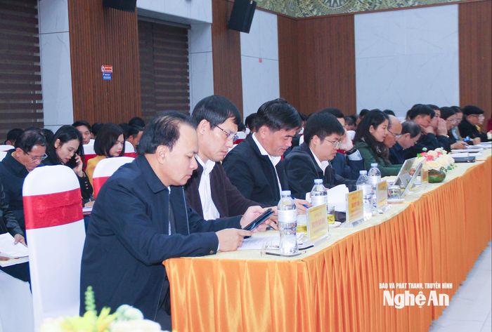 Lãnh đạo HĐND tỉnh và các sở, ban, ngành cấp tỉnh tham dự hội nghị. Ảnh: Mai Hoa