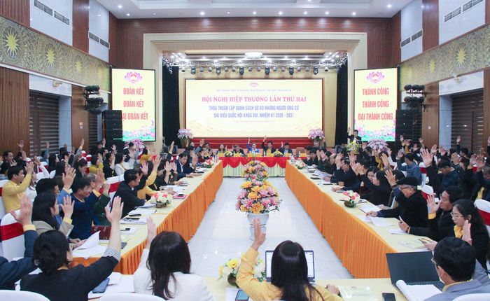 Hội nghị biểu quyết thông qua danh sách sơ bộ người ứng cử đại biểu Quốc hội khóa XVI của tỉnh Nghệ An. Ảnh: Mai Hoa
