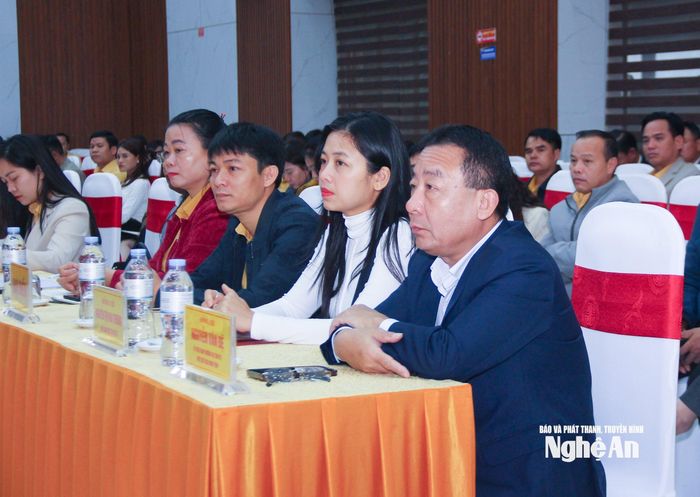 Lãnh đạo UBND tỉnh và các sở, ban, ngành cấp tỉnh tham dự hội nghị. Ảnh: Mai Hoa