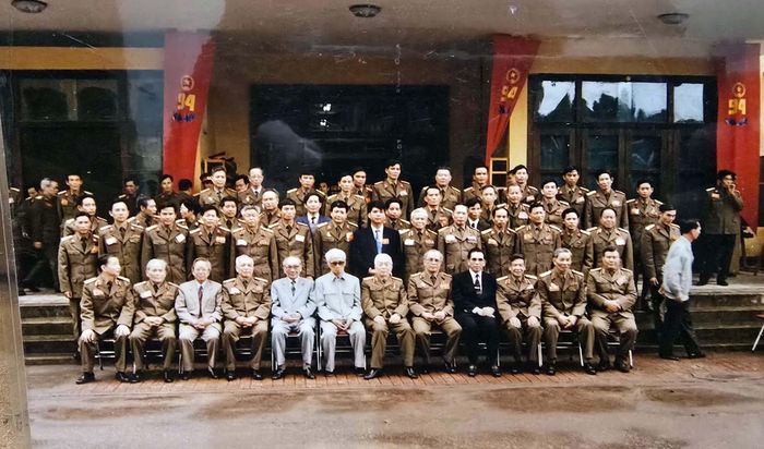 Thiếu tướng Nguyễn Xuân Chí (hàng 2, thứ 9 từ trái sang) cùng các đại biểu tại Đại hội Thi đua yêu nước của Quân đội năm 1994. Ảnh: NVCC