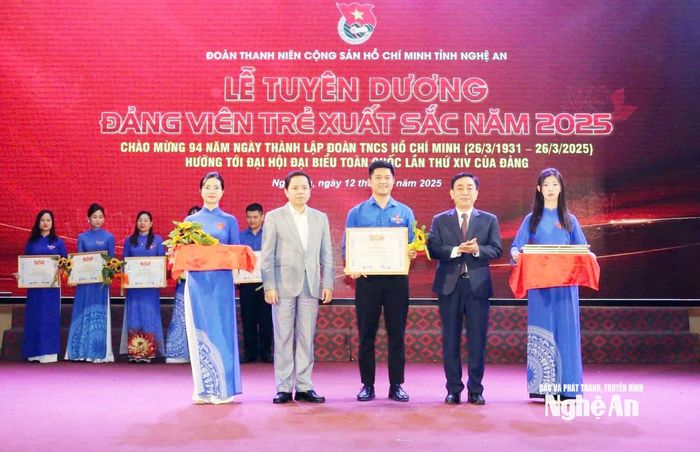 Trần Đình Huy (SN 1993) đón nhận danh hiệu Đảng viên trẻ xuất sắc cấp tỉnh năm 2025. Ảnh: Thanh Quỳnh