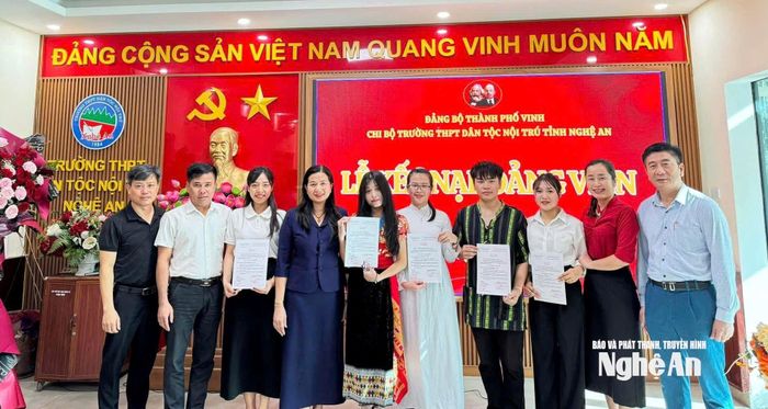 Từ sự nỗ lực trong học tập và rèn luyện, nhiều sinh viên Nghệ An đã phấn đấu đủ điều kiện được kết nạp đảng. Ảnh: CSCC