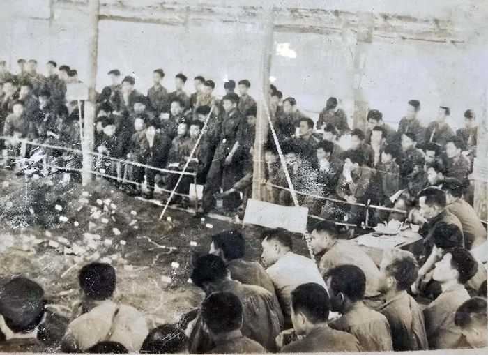 Thiếu tướng Nguyễn Xuân Chí (tay cầm thước) cùng đơn vị trong những ngày chuẩn bị cho các chiến dịch quan trọng năm 1975. Ảnh: NVCC