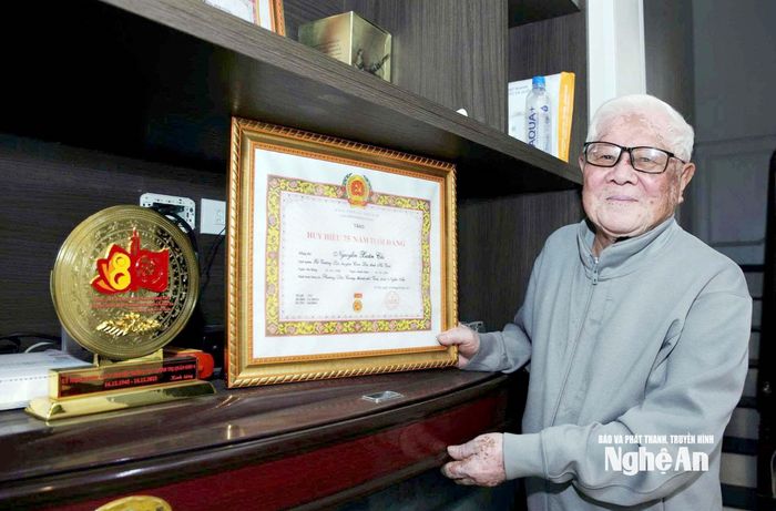 Thiếu tướng Nguyễn Xuân Chí (SN 1931) – nguyên Bí thư Đảng ủy, Phó Tư lệnh Quân khu 4 bên giấy chứng nhận 75 tuổi Đảng. Ảnh: Thanh Quỳnh