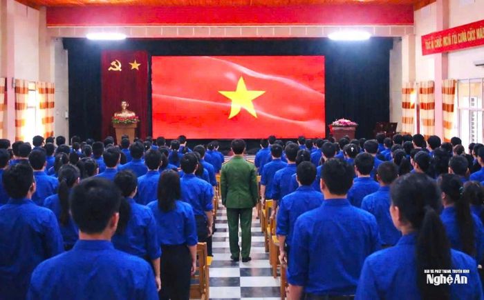 Dưới lá cờ vinh quang của Tổ quốc, lớp lớp thế hệ trẻ Nghệ An không ngừng kế tục truyền thống cách mạng, hun đúc lý tưởng, khát vọng cống hiến và tinh thần yêu nước. Ảnh: CSCC