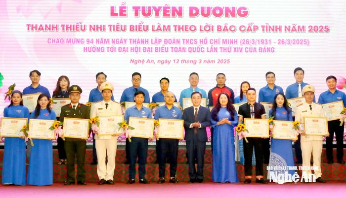 Các cá nhân đạt danh hiệu Thanh thiếu nhi tiêu biểu làm theo lời Bác năm 2025 được tuyên dương tại chương trình. Ảnh: Thanh Quỳnh