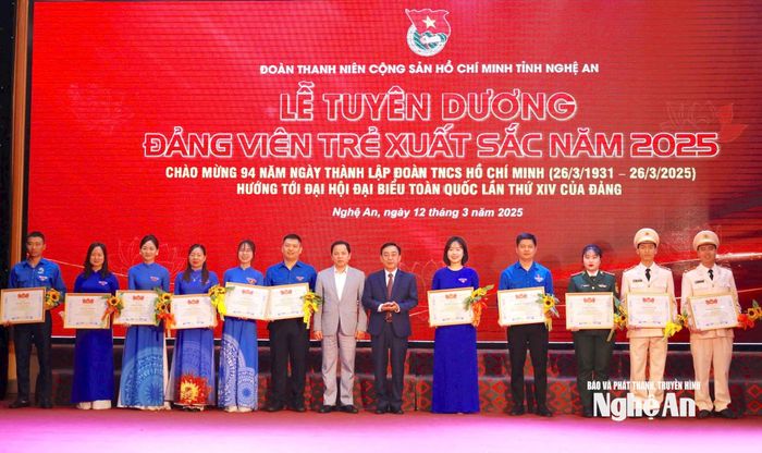 Các cá nhân tiêu biểu đạt danh hiệu Đảng viên trẻ xuất sắc năm 2025. Ảnh: Thanh Quỳnh