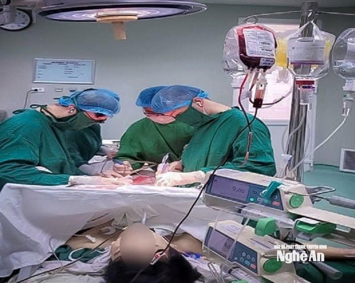 Các bác sĩ chạy đua với thời gian, phẫu thuật cho bệnh nhân. Ảnh: BV HNĐK
