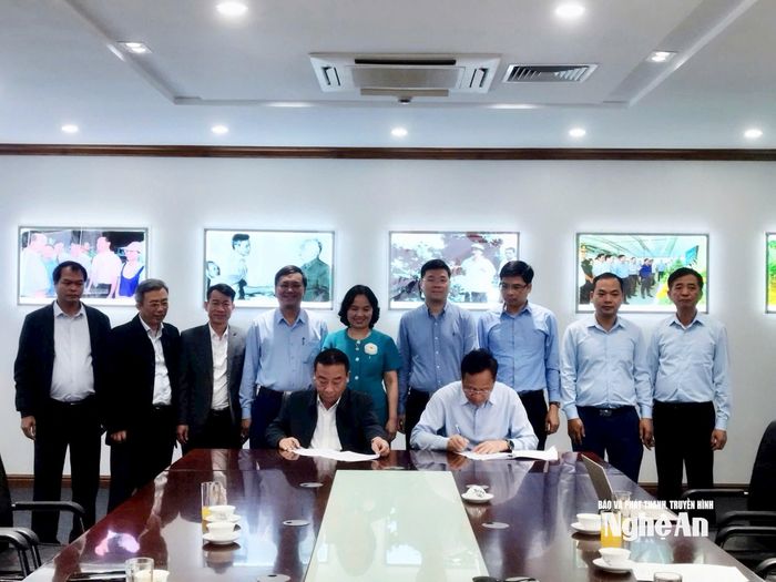 Đại diện lãnh đạo tỉnh Nghệ An và Công ty CP Thực phẩm xuất khẩu Đồng Giao tham gia ký kết Biên bản ghi nhớ hợp tác. Ảnh: Nguyễn Toàn