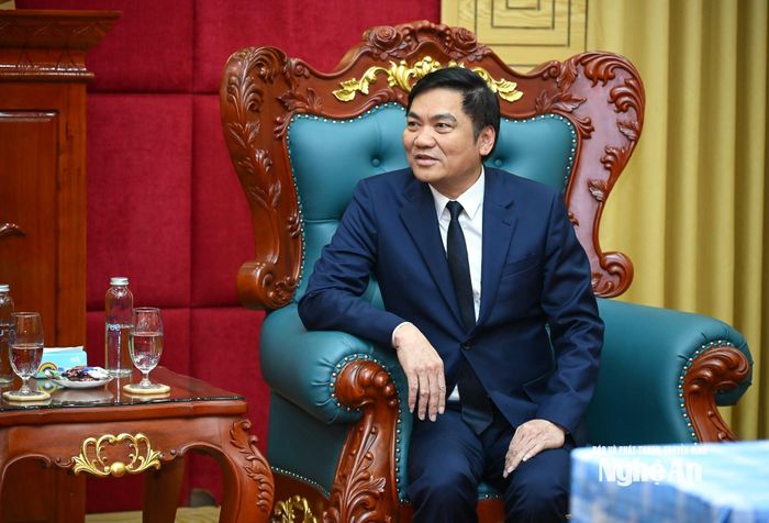 Đồng chí Hoàng Nghĩa Hiếu - Phó Bí thư Thường trực Tỉnh ủy, Chủ tịch HĐND tỉnh cảm ơn sự phối hợp, hỗ trợ trong thời gian qua của các đơn vị Binh chủng Công binh. Ảnh: Thành Cường