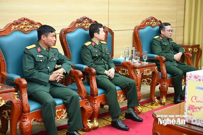 Các đồng chí trong đoàn công tác của Bộ Tư lệnh Công binh. Ảnh: Thành Cường