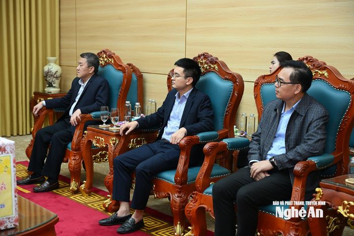 Các đồng chí trong Văn phòng Tỉnh ủy tiếp đoàn công tác Binh chủng Công binh. Ảnh: Thành Cường