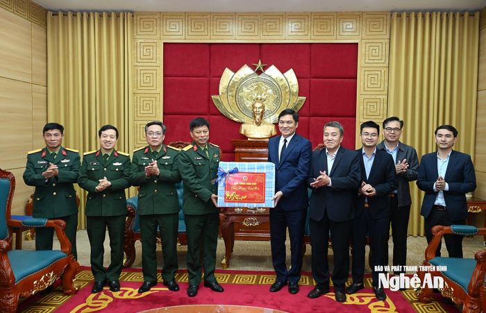 Đại tá Khổng Mạnh Hưng - Phó Chính ủy Binh chủng Công binh và các thành viên trong đoàn công tác tặng quà chúc Tết Tỉnh ủy Nghệ An. Ảnh: Thành Cường