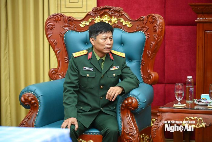 Đại tá Khổng Mạnh Hưng - Phó Chính ủy Binh chủng Công binh chúc mừng những kết quả của Đảng bộ, chính quyền và Nhân dân tỉnh Nghệ An đạt được trong năm qua. Ảnh: Thành Cường