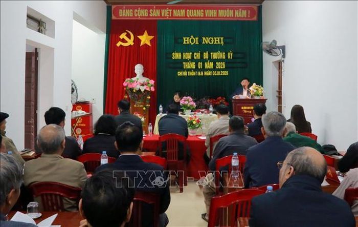 Buổi sinh hoạt của Chi bộ thôn 1 Hòa Hậu, xã Nam Lý, có đông đủ đảng viên tham gia.