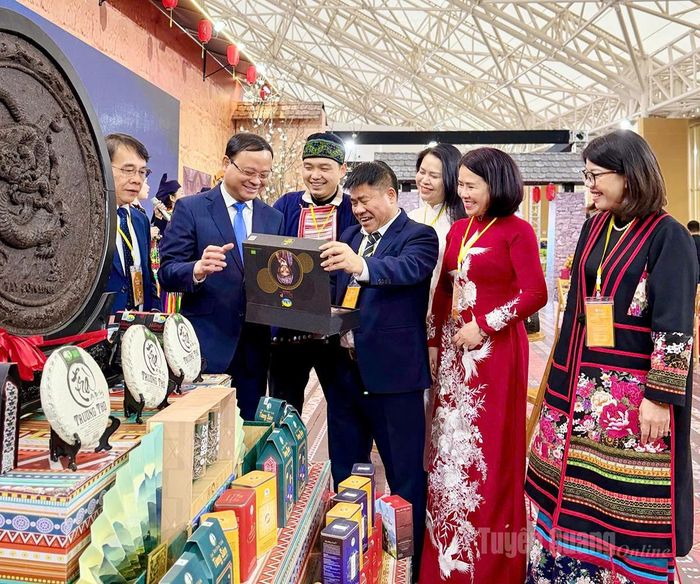 Đồng chí Nguyễn Mạnh Tuấn, Phó Chủ tịch Thường trực UBND tỉnh tham quan gian hàng trưng bày sản phẩm OCOP của tỉnh tại Hội chợ.