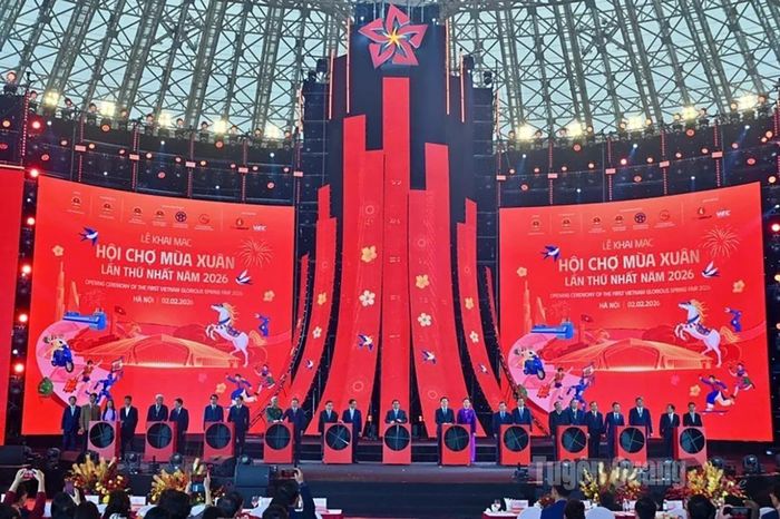 Các đại biểu ấn nút khai mạc Hội chợ Mùa Xuân lần thứ nhất năm 2026.