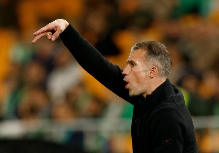  Van Persie chịu sức ép lớn. Ảnh: Reuters. 