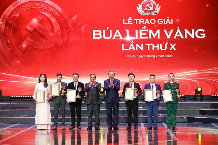 Tổng Bí thư Tô Lâm và Thủ tướng Chính phủ Phạm Minh Chính trao giải cho các tác giả - Ảnh: VGP/Nhật Bắc