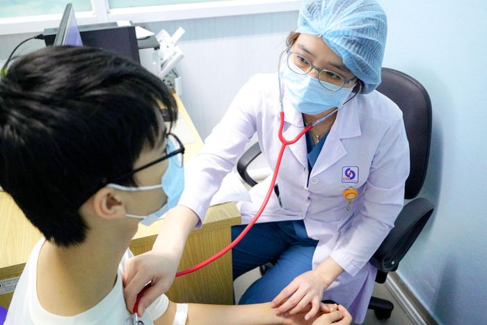  Bác sĩ thăm khám cho người bệnh sau xuất viện 